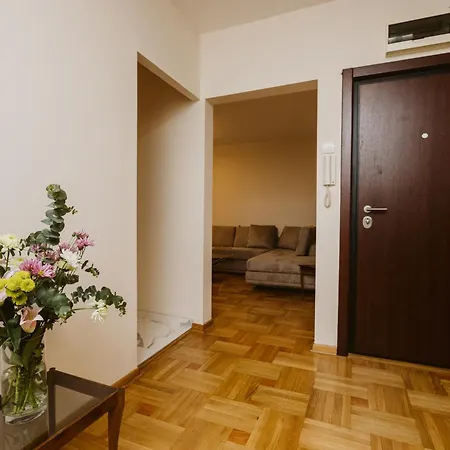 Apartment Bright, Newly Renovated Near Danube River *