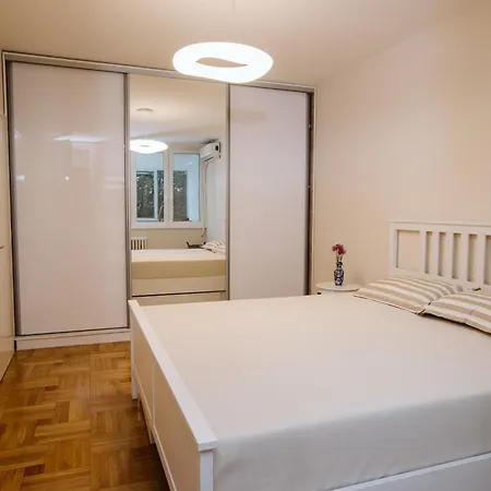 Bright, Newly Renovated Near Danube River Apartment Belgrade