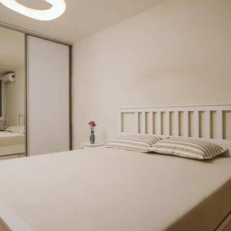 Apartment Bright, Newly Renovated Near Danube River *