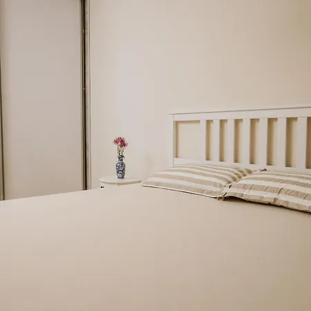 Apartment Bright, Newly Renovated Near Danube River