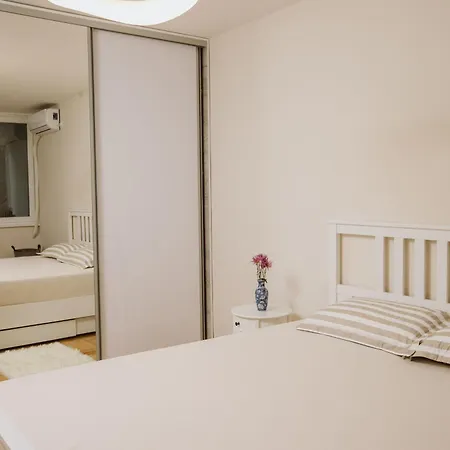 Bright, Newly Renovated Near Danube River Apartment